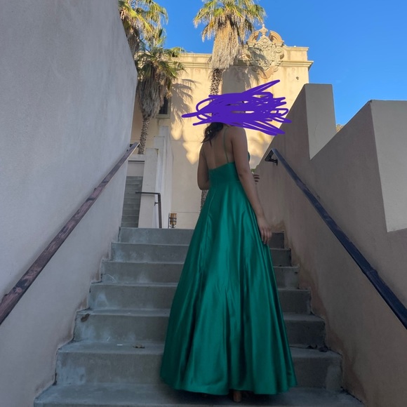 Emerald green prom/formal dress 💚 - Picture 2 of 9